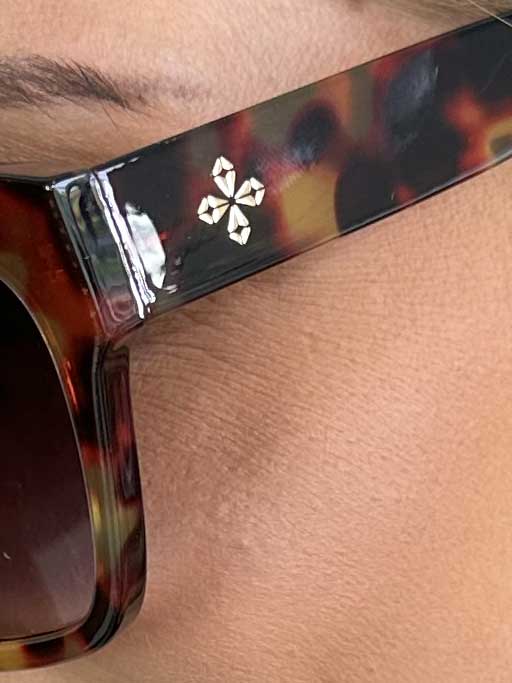 Jasmina - Fine 'cat eye' solbriller med motiv på stellet